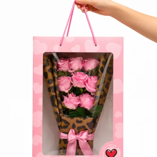 toptan gül buketi pembe yapay güller ve pencereli pembe çanta sunumu