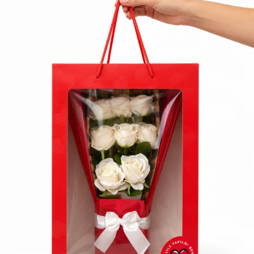 Toptan gül buketi kırmızı kutu içinde beyaz yapay güller ve beyaz kurdele detayı