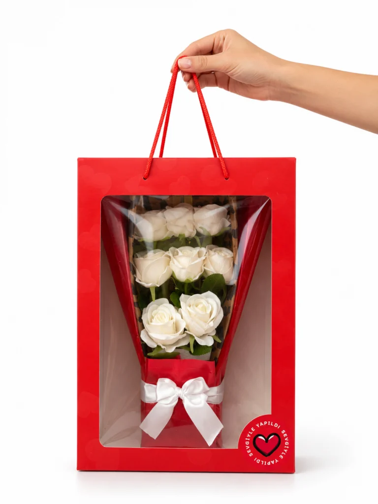 Toptan gül buketi kırmızı kutu içinde beyaz yapay güller ve beyaz kurdele detayı
