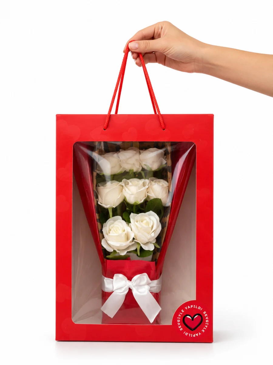 Toptan gül buketi kırmızı kutu içinde beyaz yapay güller ve beyaz kurdele detayı