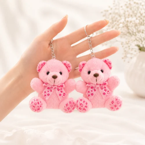 Toptan ayıcık anahtarlık pembe oturan peluş modelin elde görünümü
