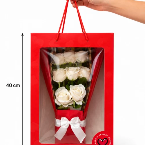 Kırmızı kutulu beyaz yapay gül buketi ölçü görünümü 40 cm yükseklik ve 28 cm genişlik