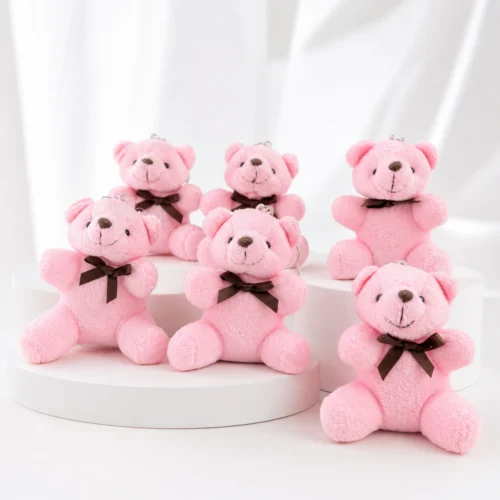Pembe pelüş ayıcık anahtarlıkların önden görünümü ve halka detayları