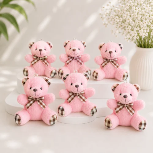 Pembe oturan peluş ayıcıkların ekoseli kulak ve ayak detaylı galeri görünümü