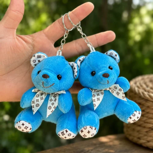 Koyu mavi peluş ayıcık anahtarlık zincir ve halka detaylı yakın görünüm