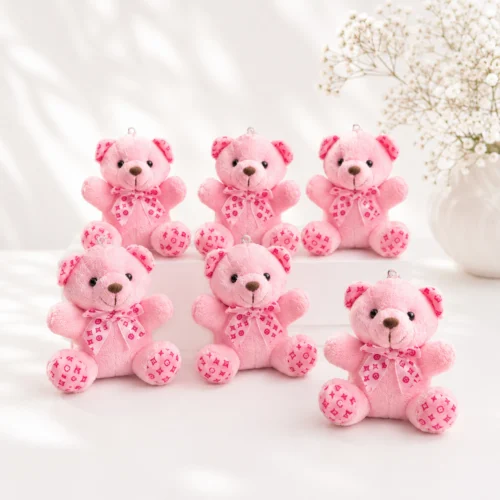 Pembe oturan peluş ayıcık anahtarlıkların önden grup görünümü