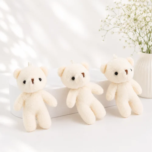 krem peluş ayıcıkların askı halkası ve yan açı detayları