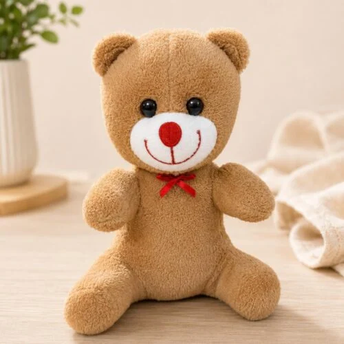 Kırmızı burunlu kahverengi peluş ayıcık yüz ve fiyonk detayı