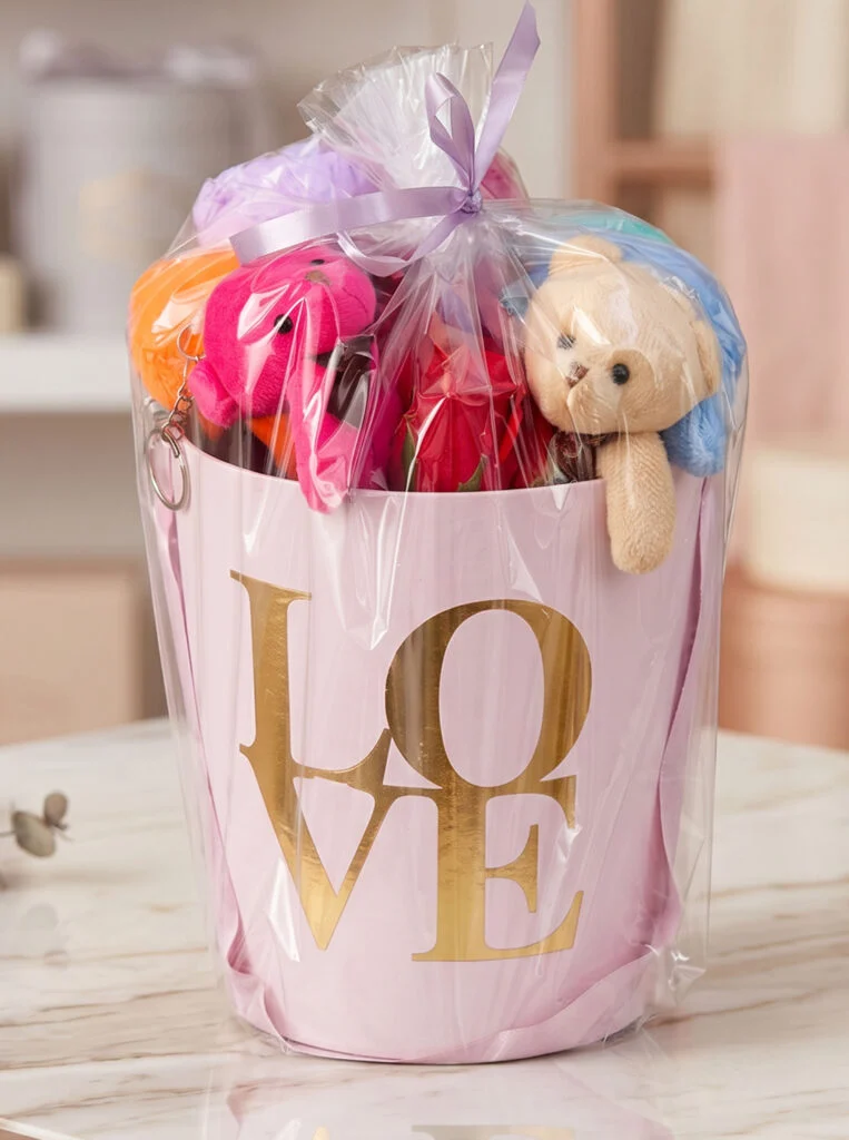 Toptan Love kutulu renkli anahtarlık ayıcık ve kırmızı gül hediyesi