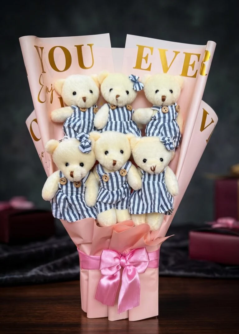 Pembe ambalaj içinde çizgili kıyafetli 6 adet peluş ayıcık buketi
