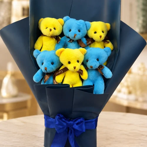 6'lı mavi sarı peluş ayıcık buketi dekoratif masa üstünde