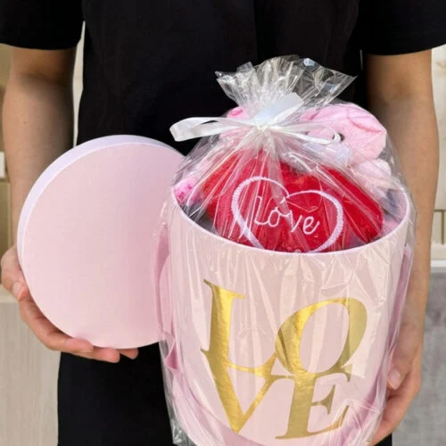 Toptan pembe love yazılı silindir kutuda 2’li anahtarlık ayıcık ve peluş kalp seti