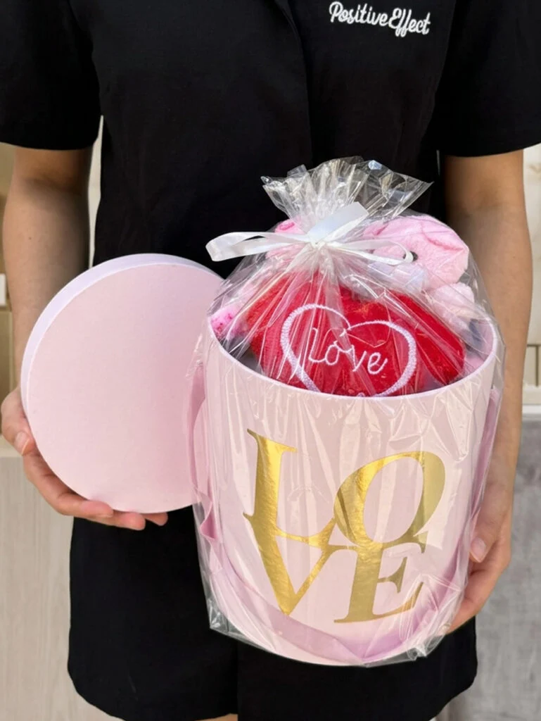 Toptan pembe love yazılı silindir kutuda 2’li anahtarlık ayıcık ve peluş kalp seti