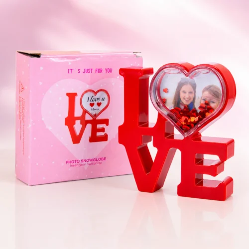 11,5 cm yüksekliğinde ve 10 cm genişliğinde Love fotoğraf çerçevesi