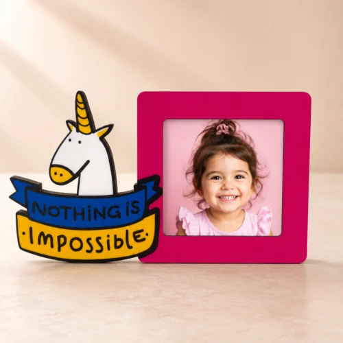 Pembe fotoğraf alanlı ahşap unicorn figürlü masaüstü çerçeve
