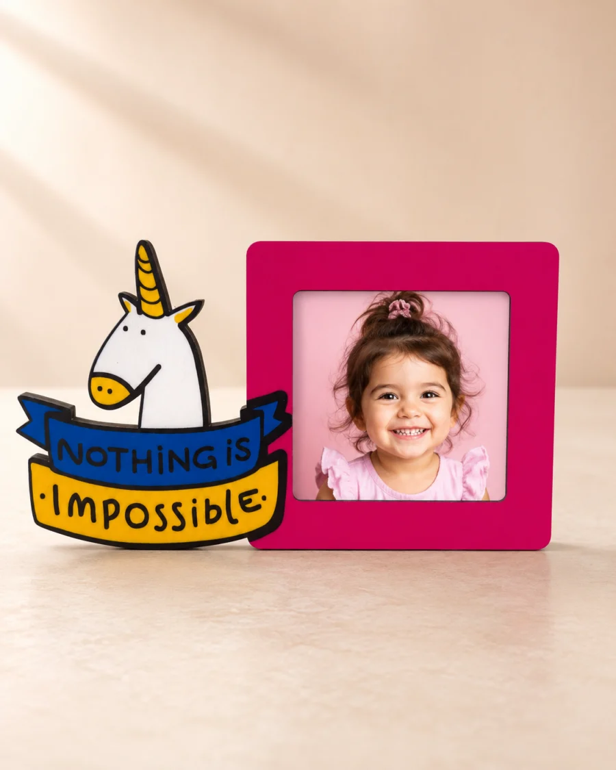 Pembe fotoğraf alanlı ahşap unicorn figürlü masaüstü çerçeve