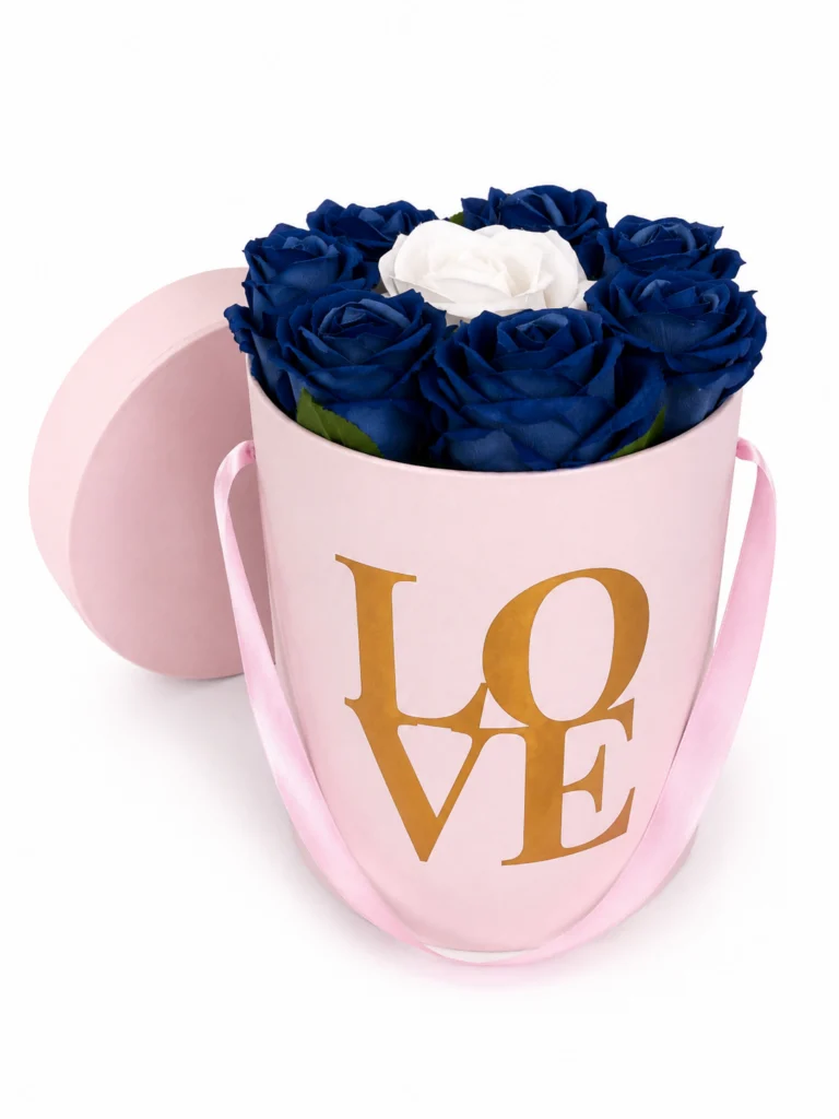 Toptan kutuda gül, pembe Love kutu içinde lacivert ve beyaz kadife güller