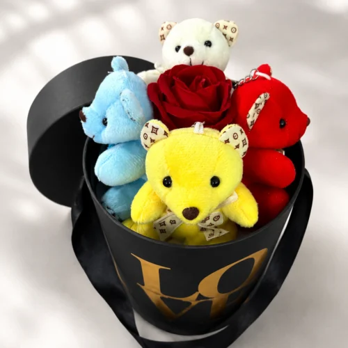 Siyah Love kutu içinde renkli mini ayıcıklar ve kırmızı gül